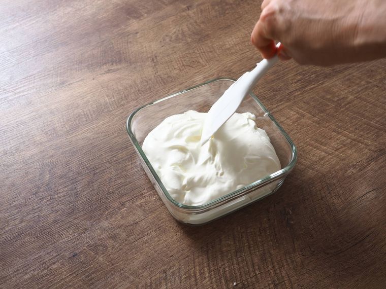 器に生クリームを立てたものを入れている