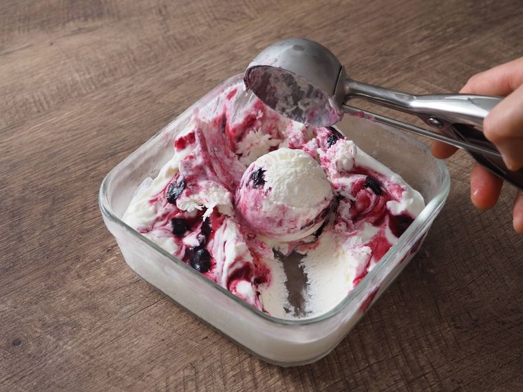 ディッシャーでアイスクリームを丸めている様子