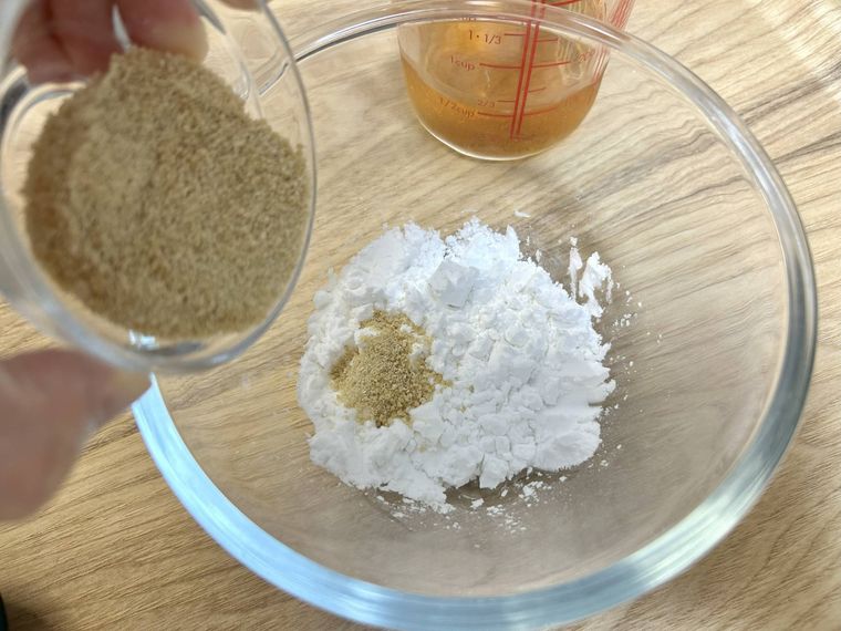 ボウルにわらび餅の材料を加えている様子