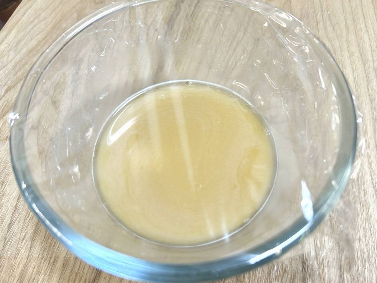 ガラスのボウルに入ったわらび餅の材料