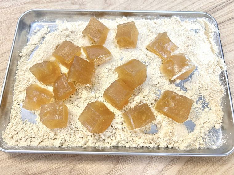 銀のバットに置いたわらび餅ときな粉