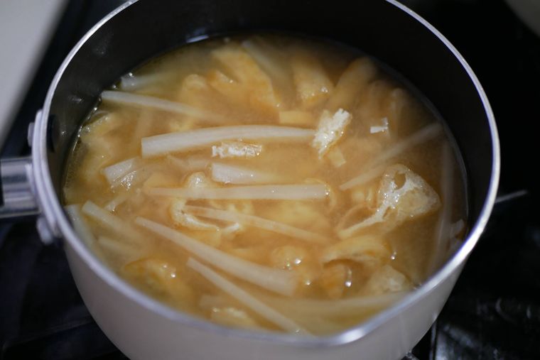 小鍋に大根の皮の味噌汁が入っている