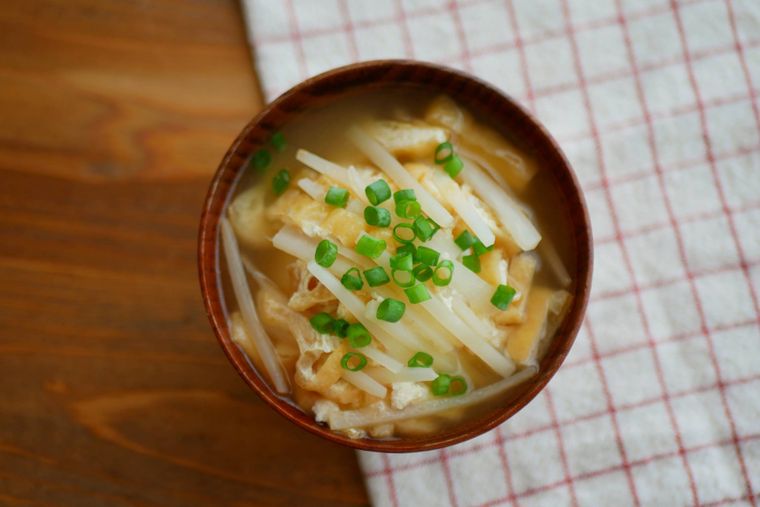 木製の器に大根の皮の味噌汁が盛られている
