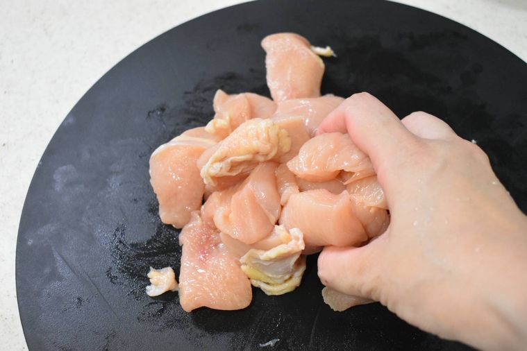 鶏むね肉をに砂糖、塩こしょう、酒をまぶす様子