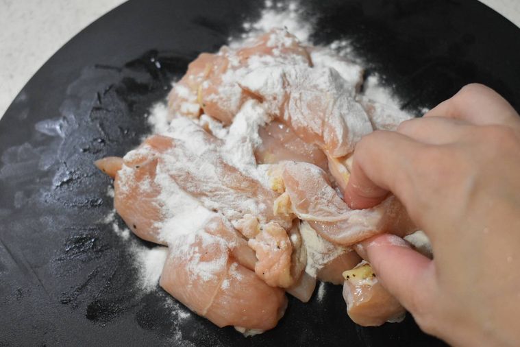 米粉をまぶす様子