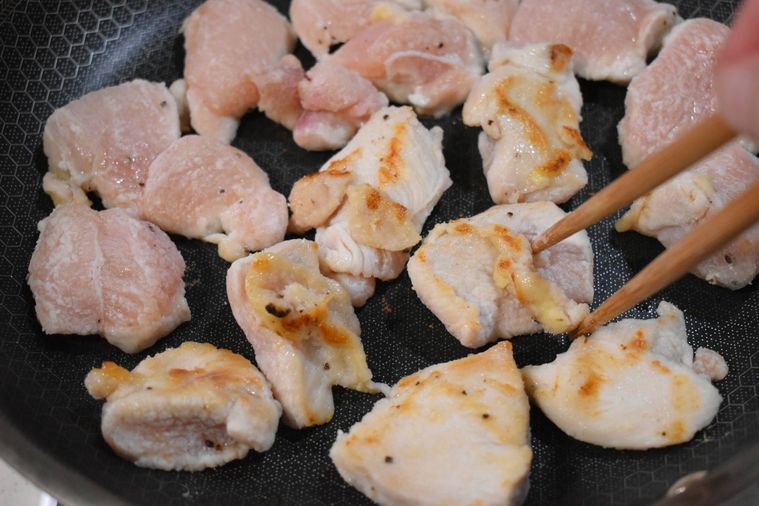鶏むね肉をフライパンで焼いている様子