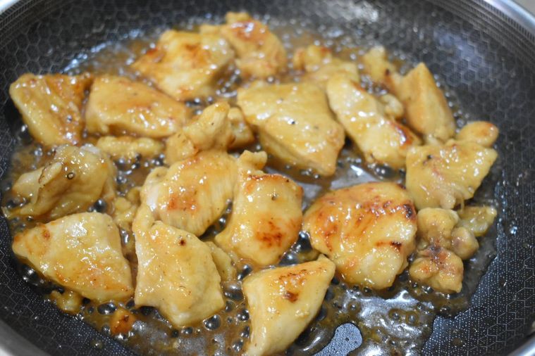 南蛮ダレを加えて絡めている様子