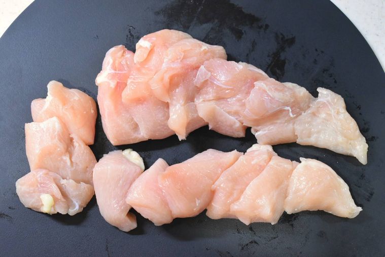 切った鶏胸肉
