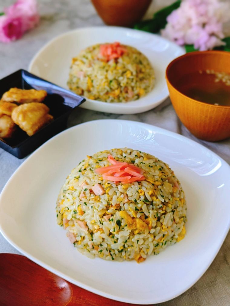 白い器に盛り付けた大葉チャーハン