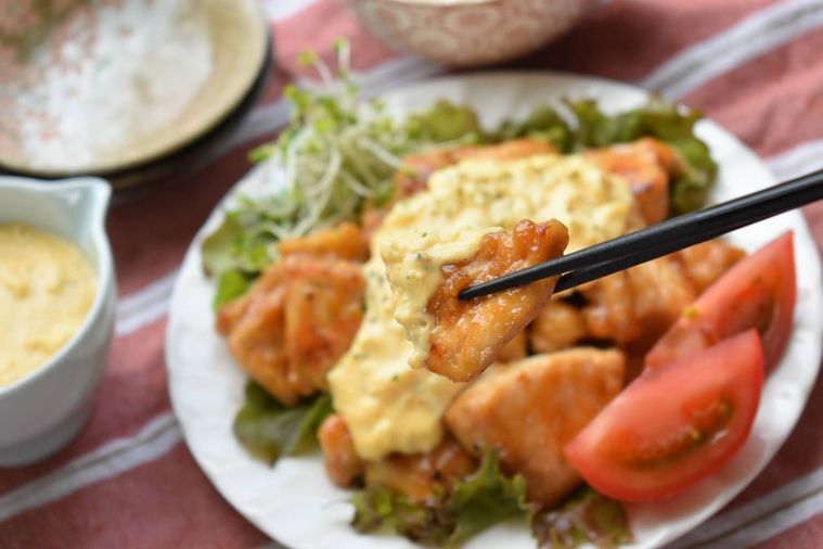 チキン南蛮にタルタルソースをかける