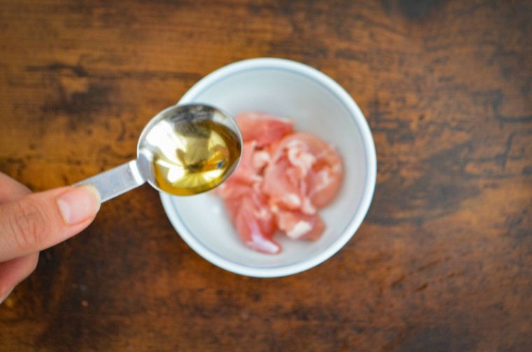 鶏肉に白だしをかける様子