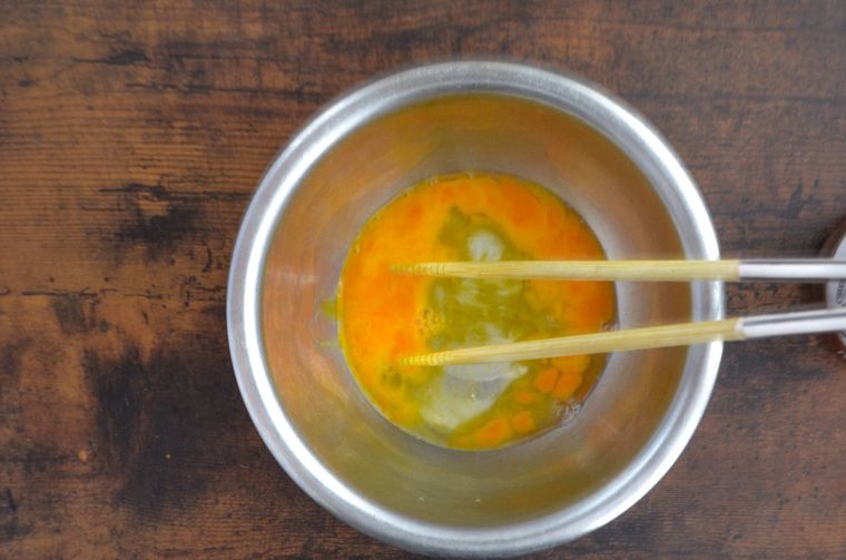 卵を混ぜている様子