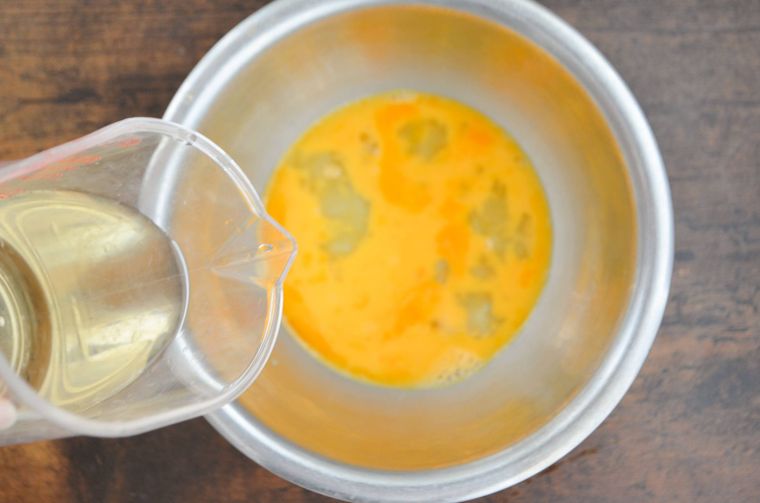 白だしと水を加えている様子