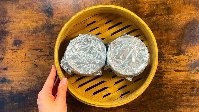 アルミホイルで包んでいる茶碗蒸し