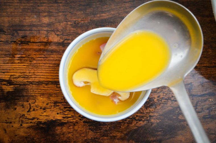 具材と卵液を器に入れる様子