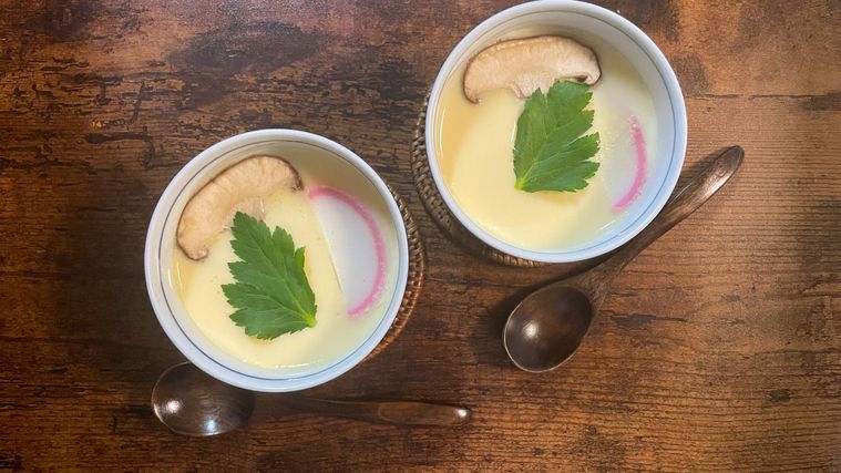 三つ葉を添えた茶碗蒸し