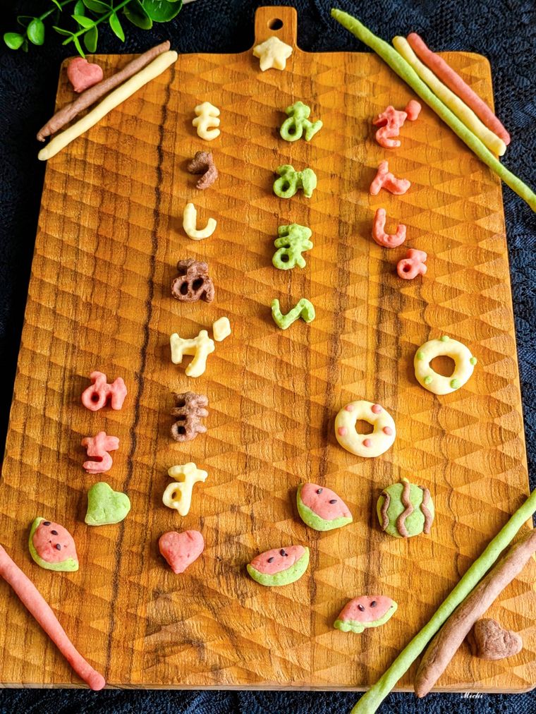 カッティングボードに盛り付けたメッセージクッキー