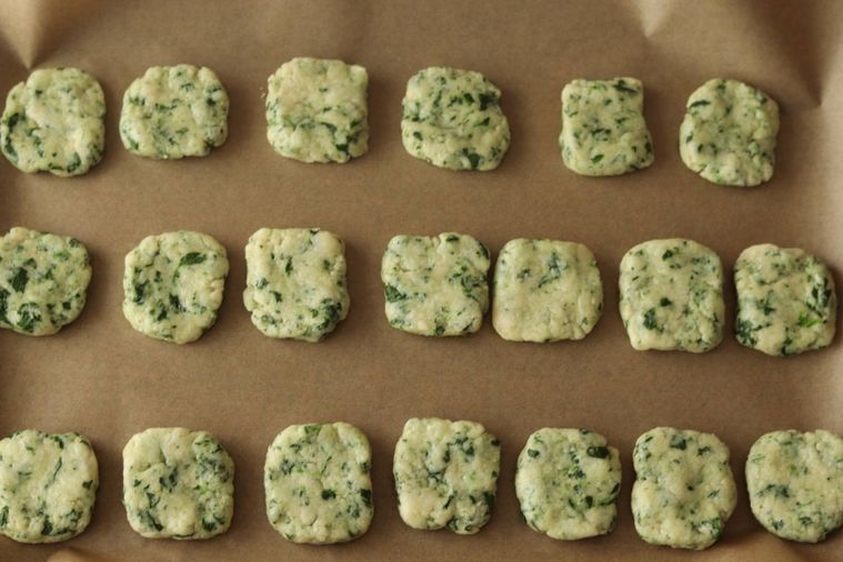 天板の上にクッキーが並んでいる