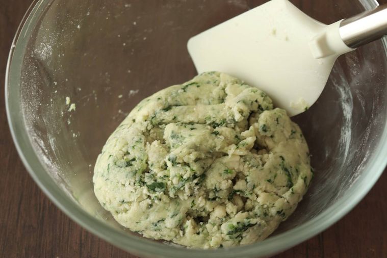 ボウルにひとかたまりにまとまった生地