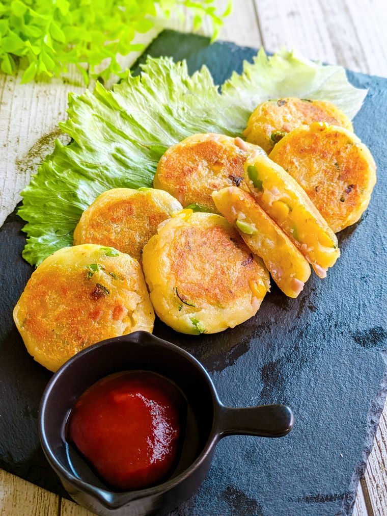 黒の皿に盛られた焼きポテサラ