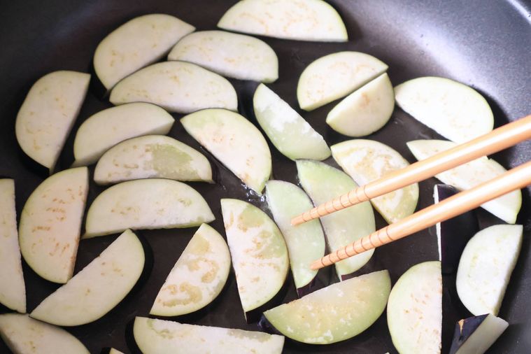 フライパンでなすを炒めている