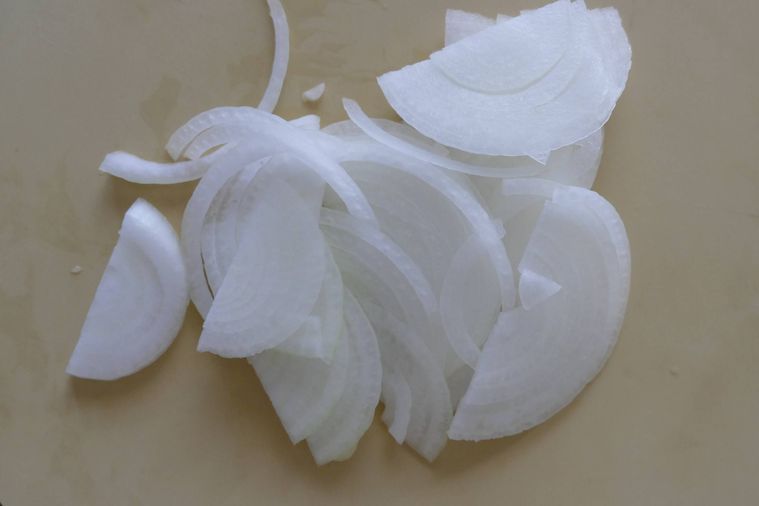 繊維を断つように薄切りにした玉ねぎ