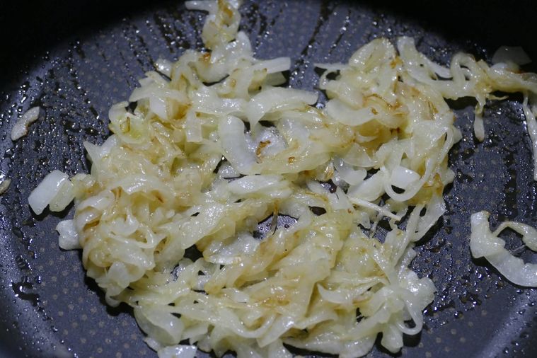 玉ねぎを炒める様子