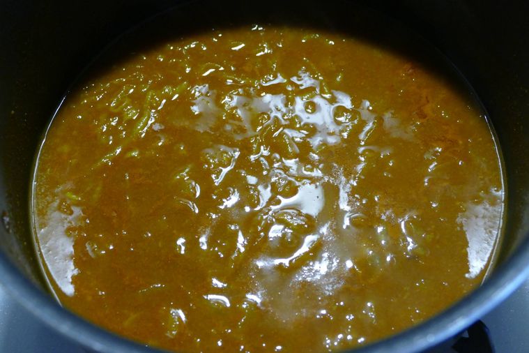 カレーを鍋で煮込む様子