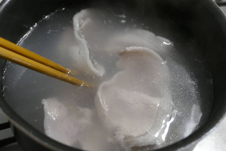 豚ロース肉を鍋でゆでる様子