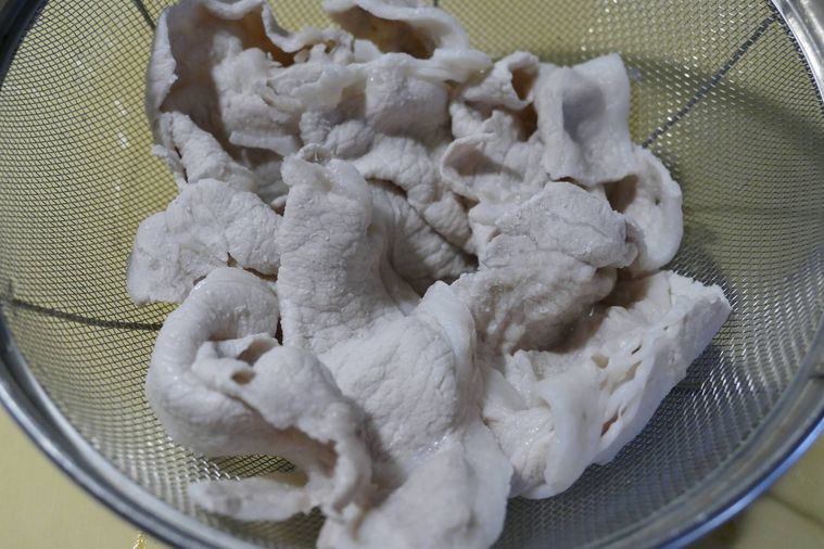 火を通した豚ロース肉をザルにあげた様子