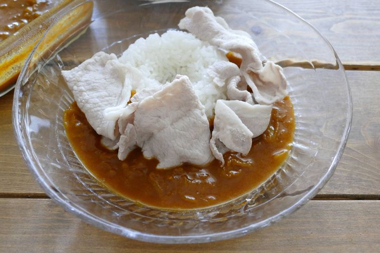 冷やしカレーを盛り付けた様子