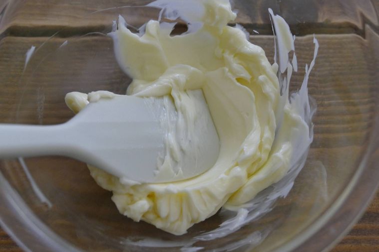 バターをヘラで練る様子