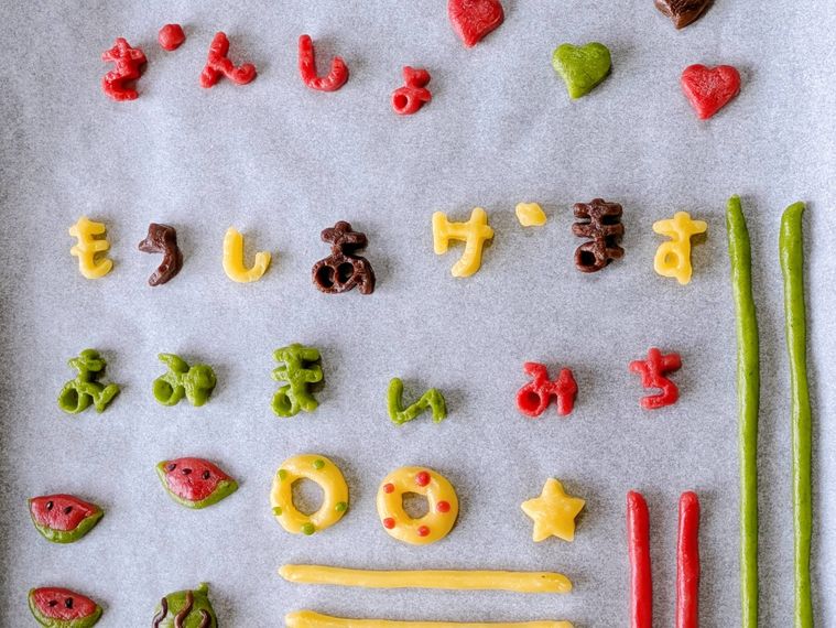 天板に並べた焼く前のクッキー生地