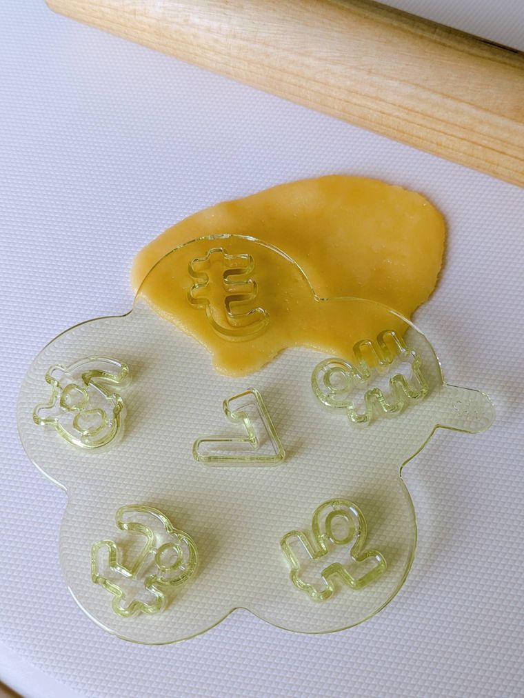 まな板の上で型抜き中のクッキー生地