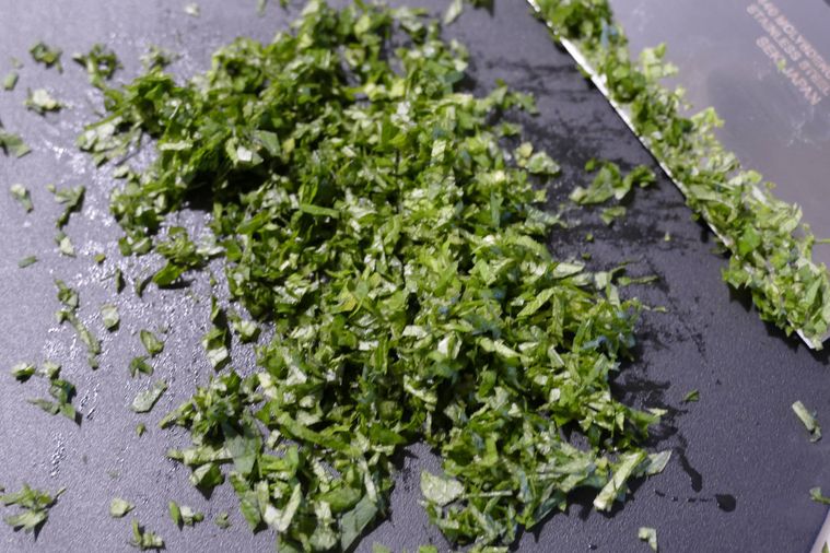 大葉を包丁で刻む様子
