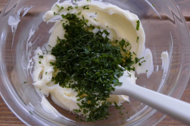 バター、大葉、にんにくをヘラで混ぜる様子