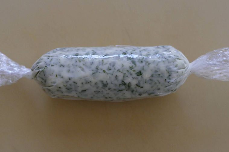 大葉バターをラップでキャンディ包みにした様子