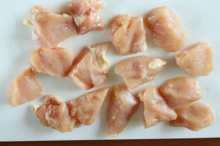切られた鶏肉が並んでいる