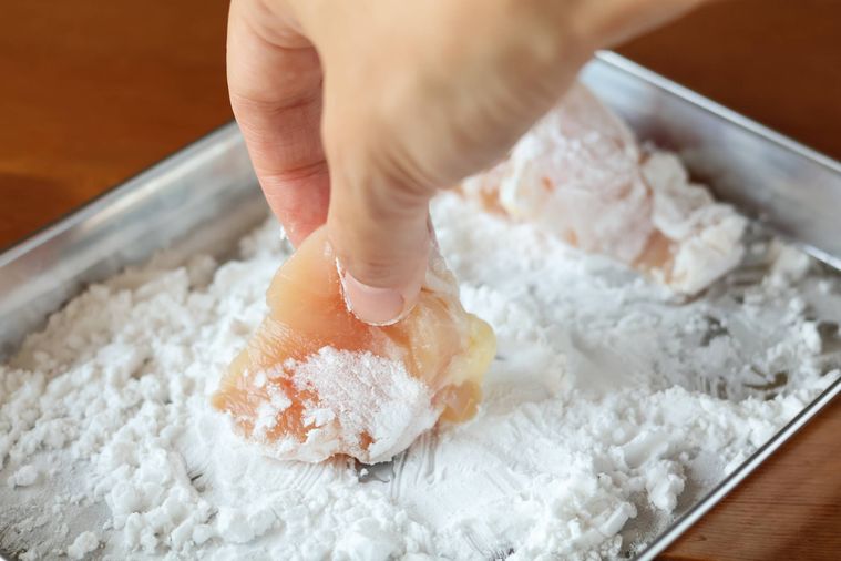 鶏肉に片栗粉をまぶしている