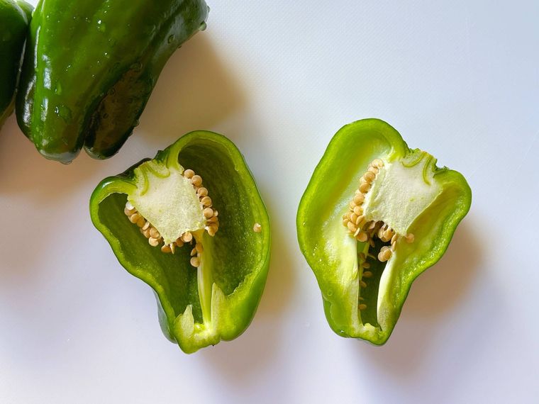 半分にカットしたピーマン