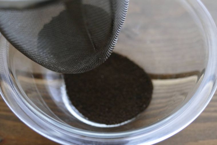 紅茶の茶葉を茶こしでこす様子