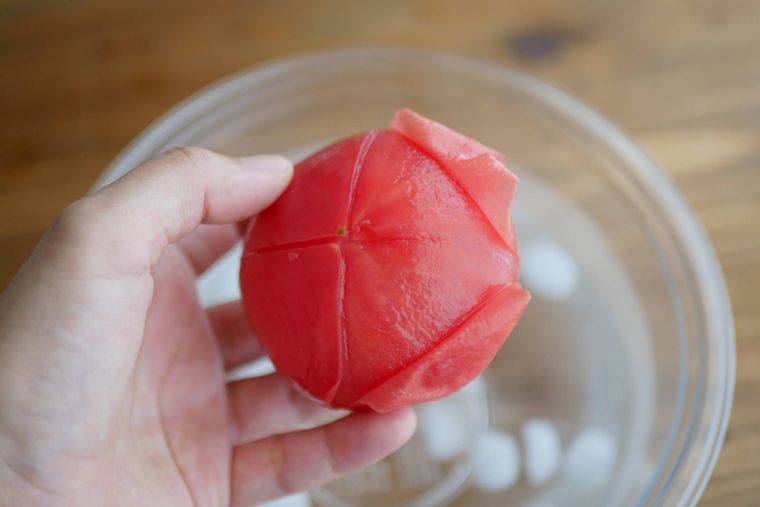 トマトの皮をむく様子