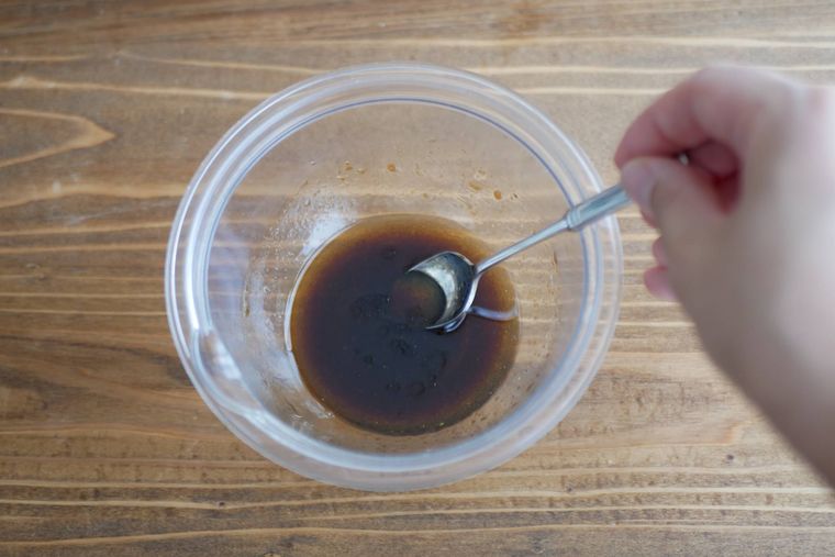 ボウルのなかでバルサミコ酢のマリネ液を混ぜる様子