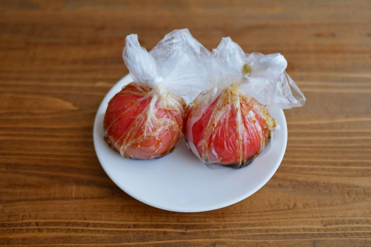 トマトとバルサミコ酢のマリネ液が入ったポリ袋がふたつ並んでいる