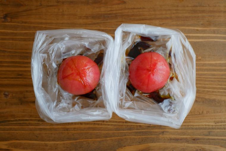 トマトとバルサミコ酢のマリネ液が入ったポリ袋がふたつ並んでいる