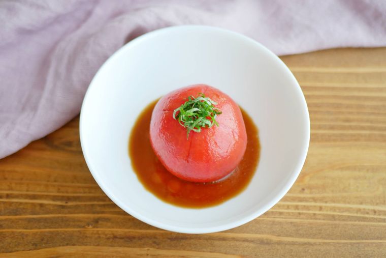 トマトのバルサミコ酢が白い深皿に盛られている