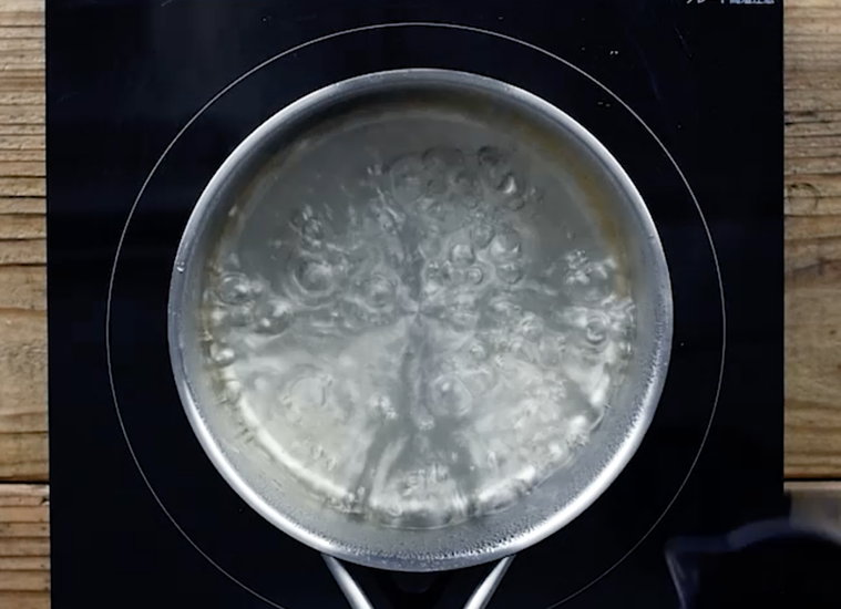 みりんと酒を沸騰させている様子