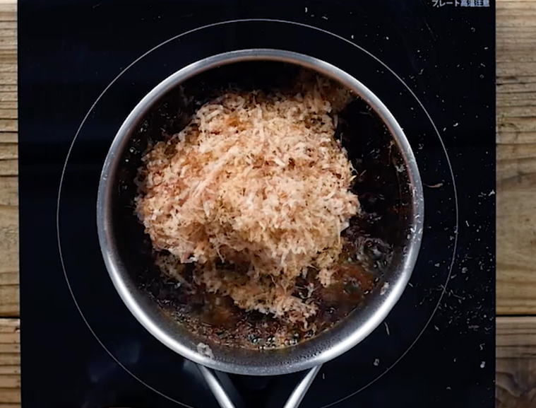 鍋にかつおぶしを加えた様子
