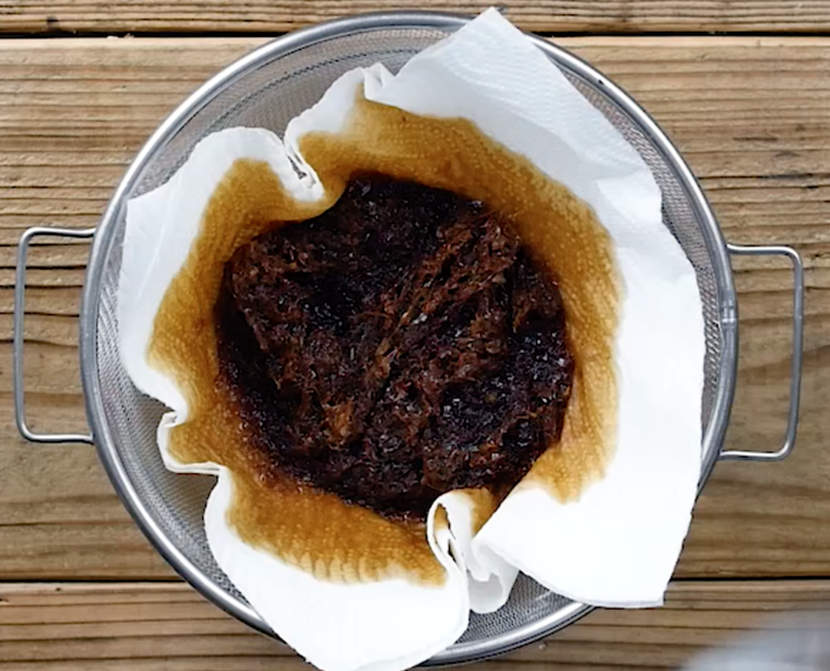 つゆをこしている様子