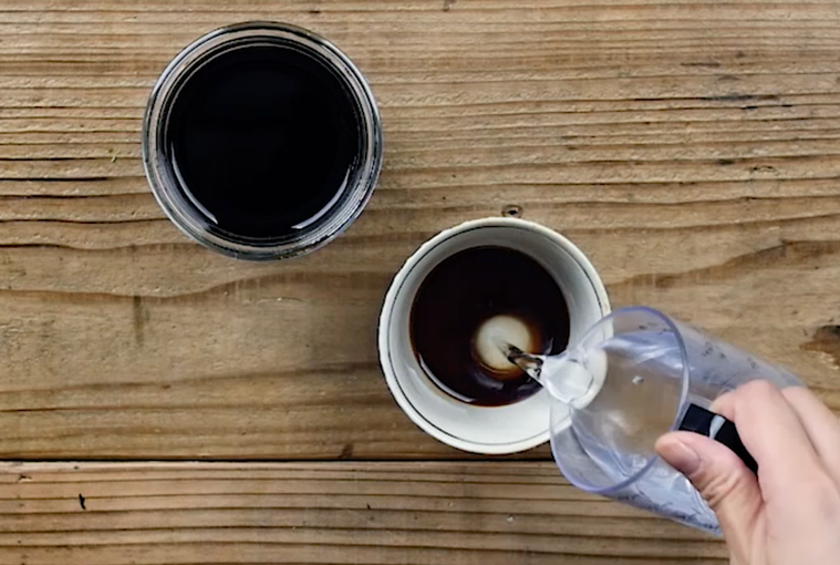 そばつゆに水を入れている様子